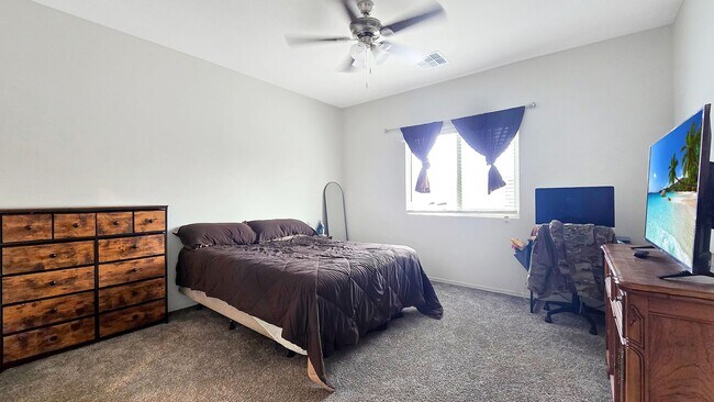 Building Photo - Like new home! Pristine condition!