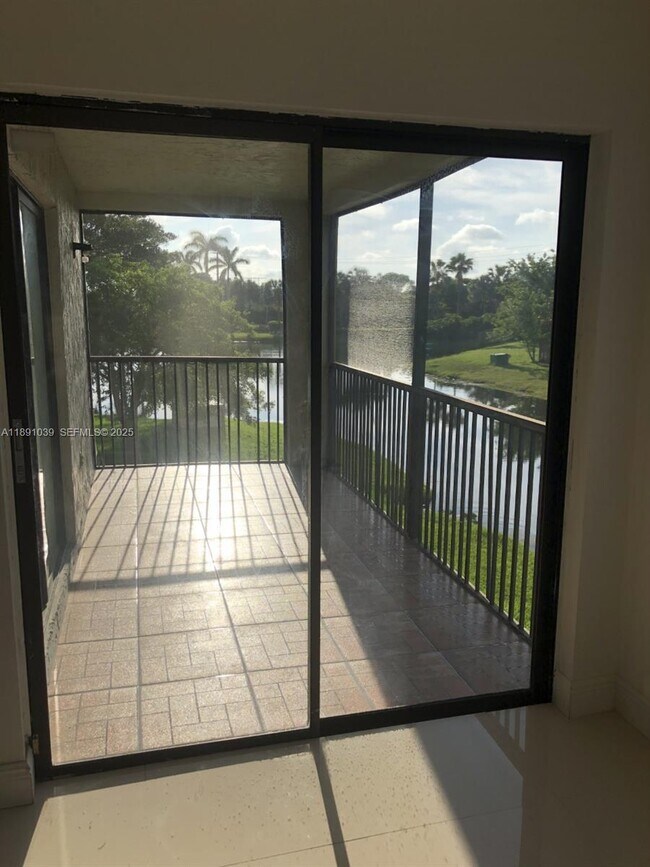 Building Photo - 151 Lakeview Dr