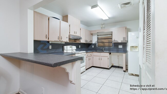 Building Photo - 604 Roselyn Ave