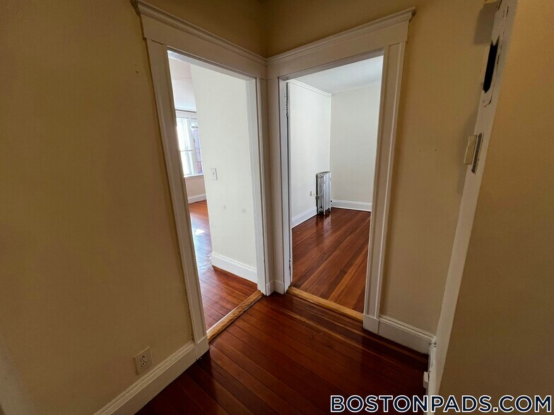 Building Photo - 518 Cambridge St