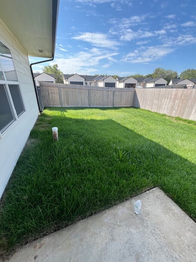 Building Photo - Beautiful 3-Bedroom Family Home for Rent in Fox Run!