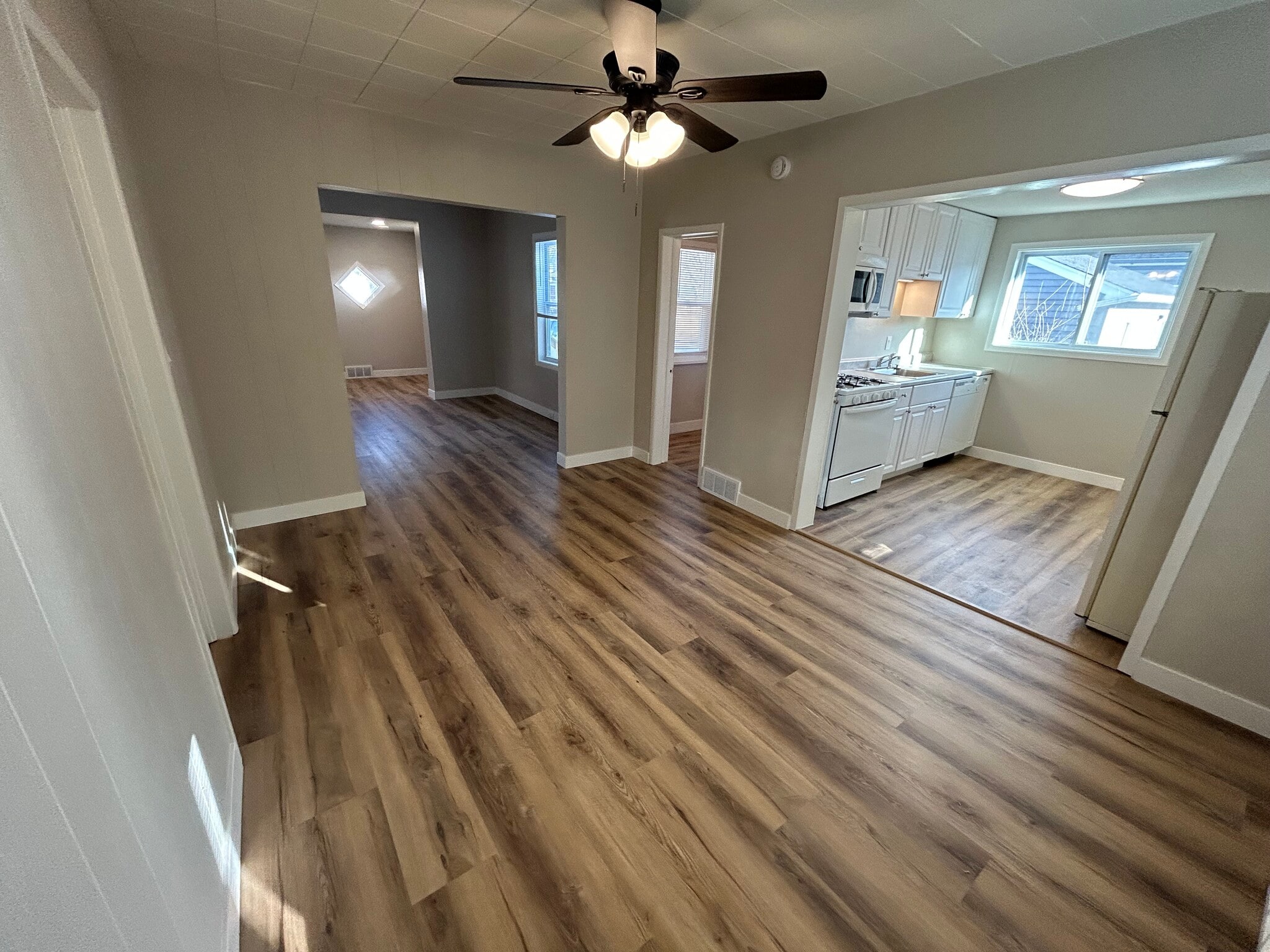 Building Photo - 611 S Hawthorne Ave