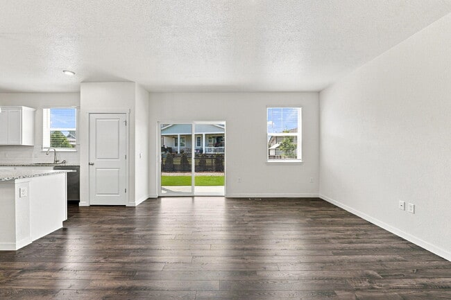 Building Photo - $2,845.95 with $300 Off the first month's rent, 4 Beds - 2.5 Baths, Single Family Home in Aurora ...