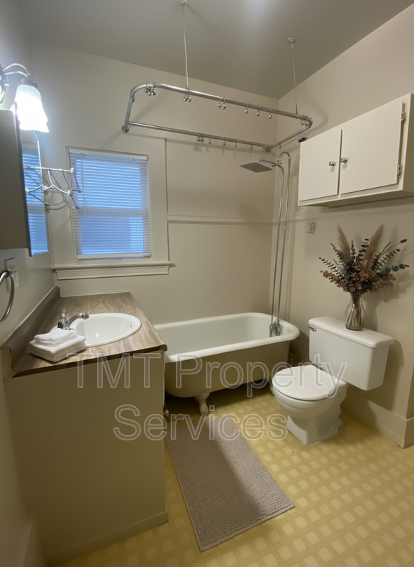 Building Photo - 719 19th St