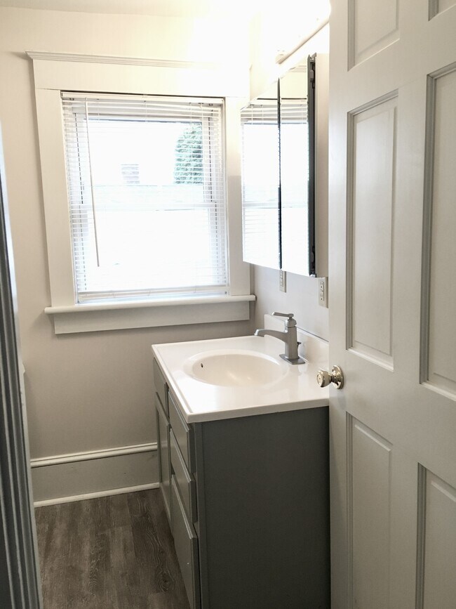 Building Photo - 1101 W 4th St