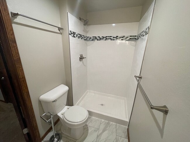 Building Photo - 5 Bedroom D20 Home with Large Backyard