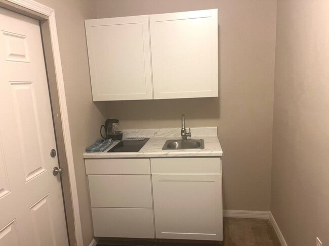 Building Photo - 701 SW McComb Ave