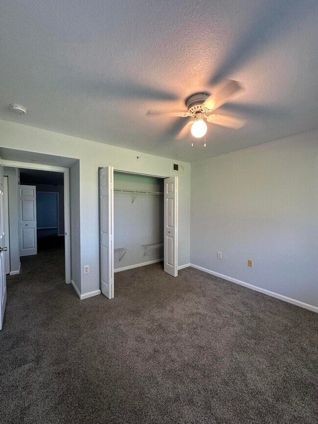 Building Photo - 161 SW Palm Dr