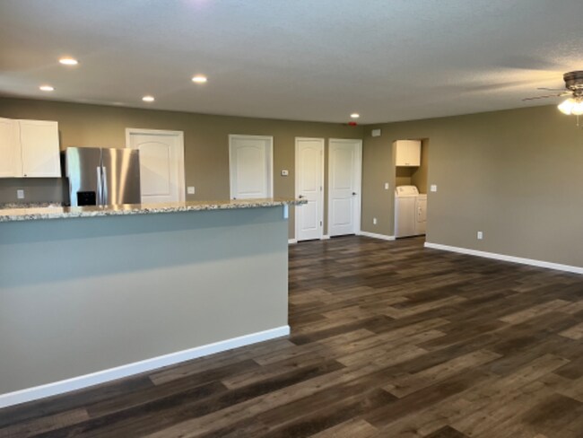 Building Photo - 118 W Cedar Ln