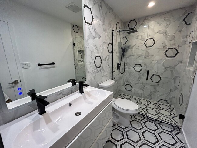 Building Photo - Newly Renovated 4 bed house!