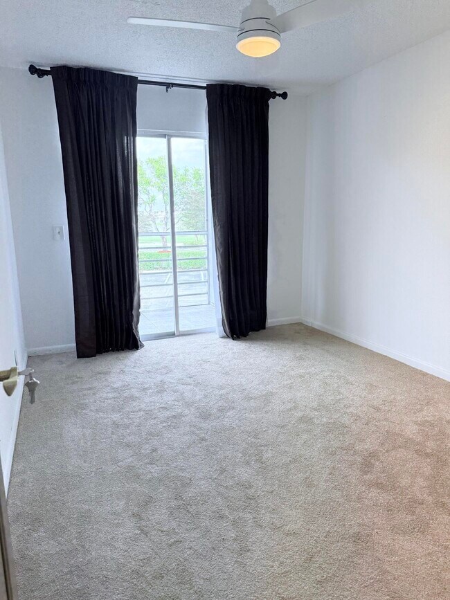 Building Photo - 402 Brighton J