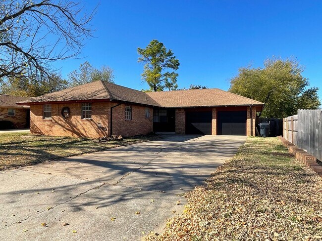 Building Photo - Lovely Brick Home in NW OKC near Lake Hefner