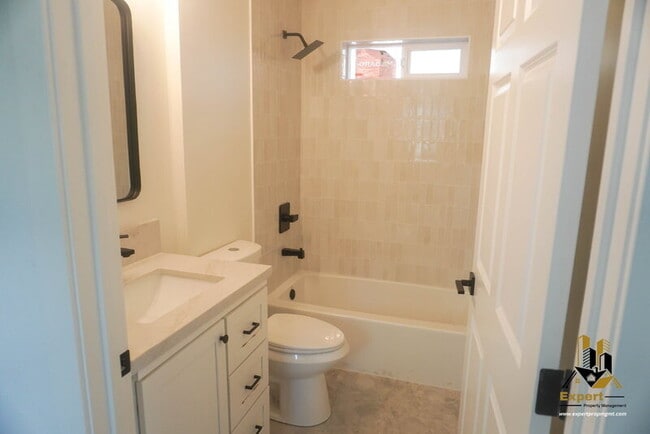 Building Photo - 125 B St