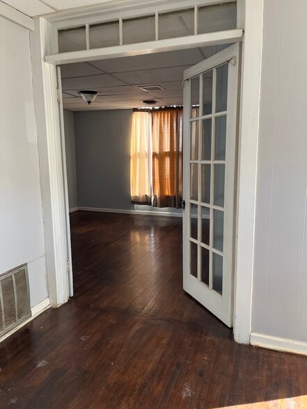 Building Photo - 400 E 11th Ave