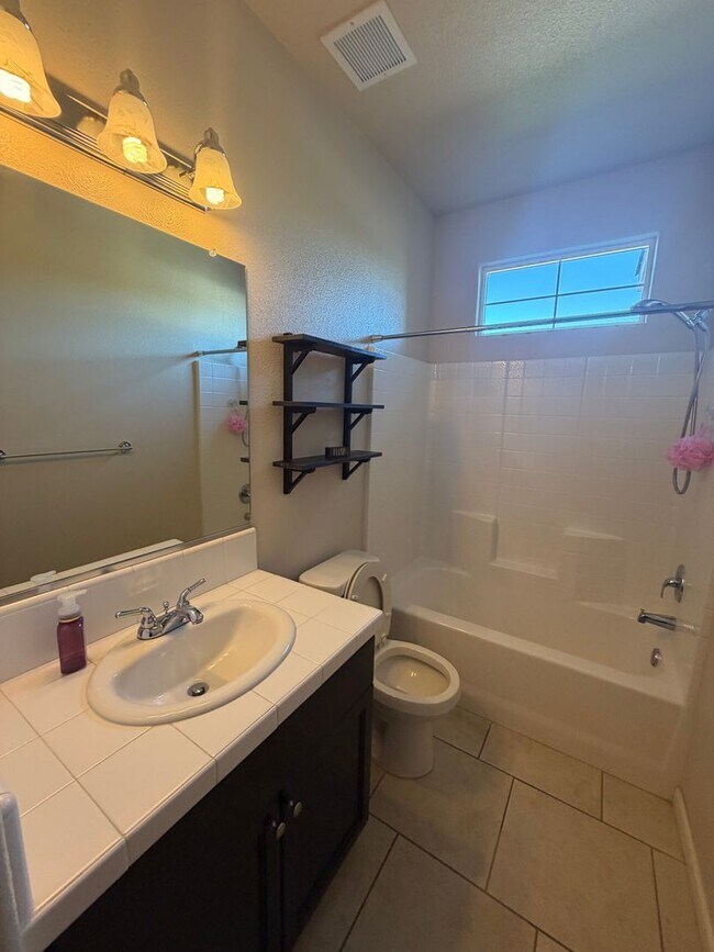 Building Photo - Nice home for rent in gated community in Tulare!