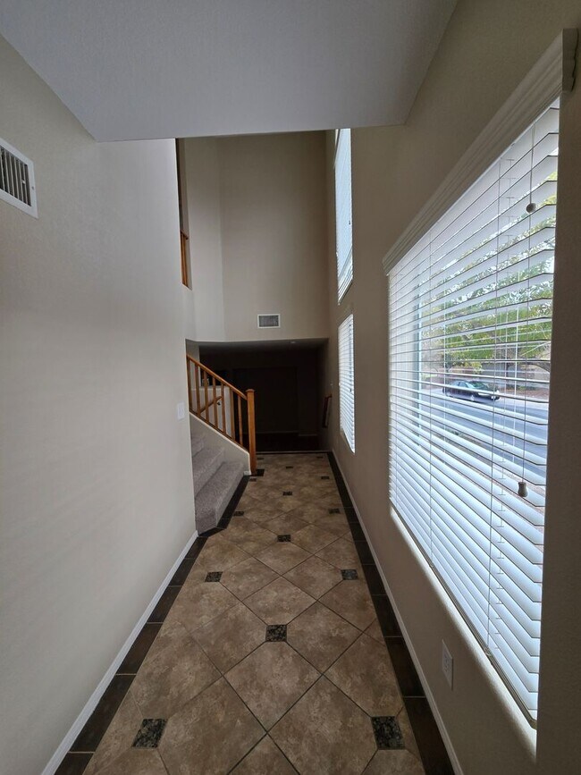 Building Photo - Guard Gated wonderful community 3 Bedroom Townhome!