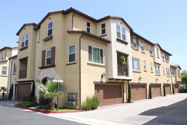 Building Photo - 17558 Water Garden Ct