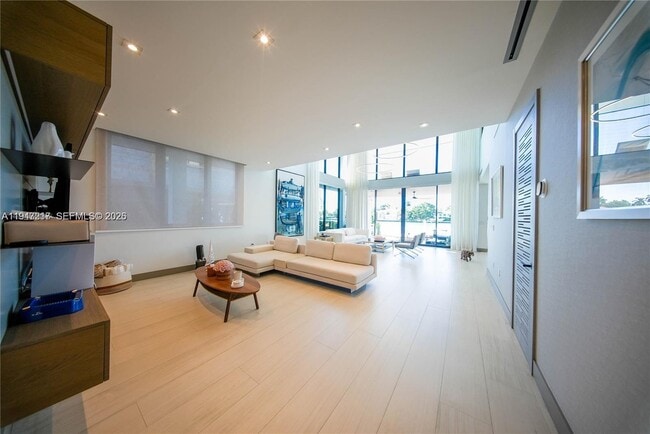 Building Photo - 7520 W Treasure Dr