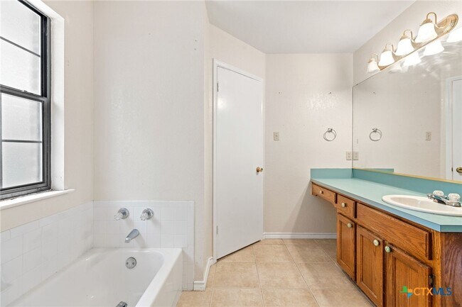 Building Photo - 1502 Oak Knoll Ln