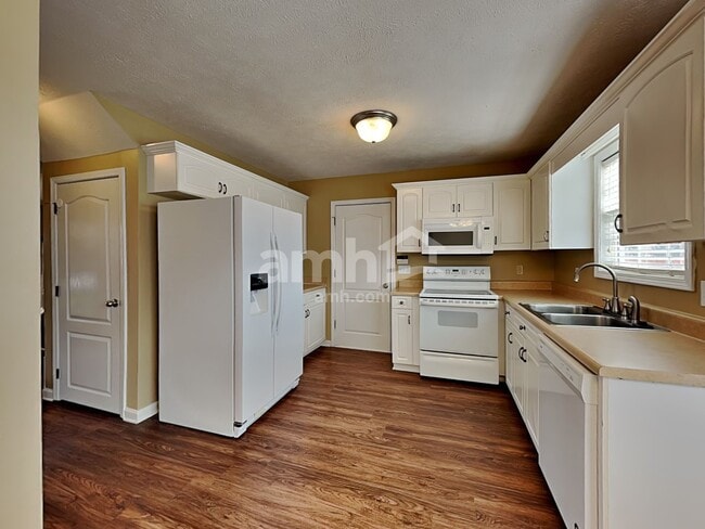 Building Photo - 3368 Marrast Dr