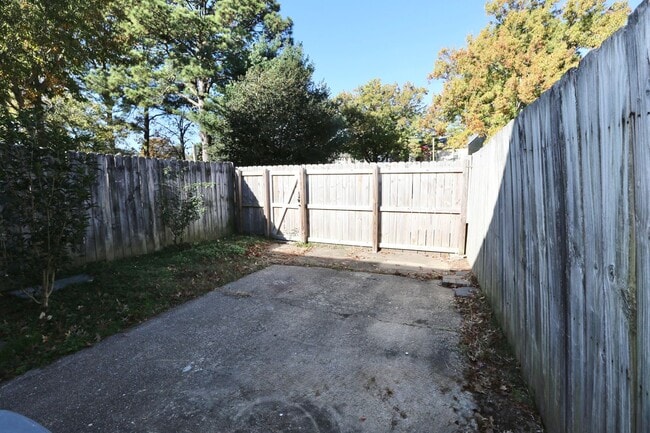 Building Photo - Great Neck Townhome Available NOW! Neutral...