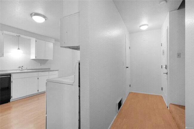 Building Photo - Spacious 2BD/1.5BTH Condo in Lynnwood - Mo...
