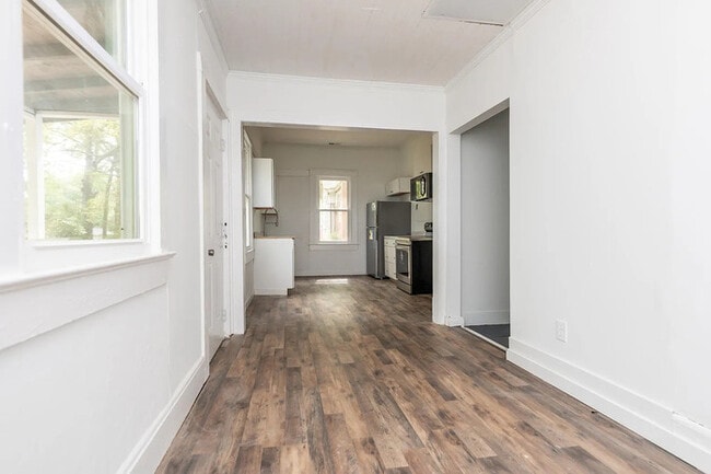 Building Photo - 408 Dickens Ave