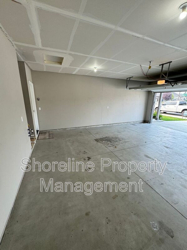 Building Photo - 511 Diamond Lake St