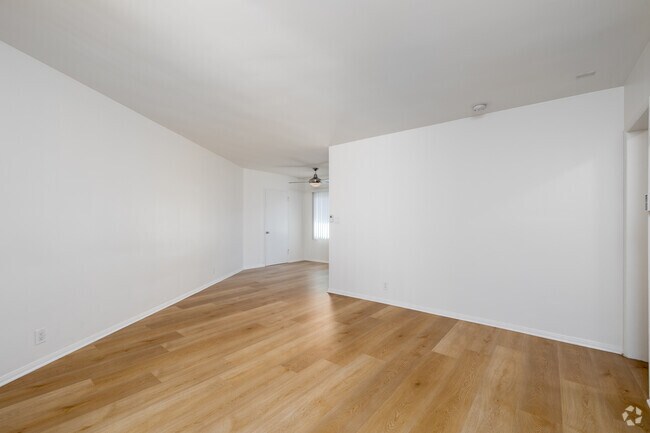 2BD, 1BA - 825SF - Living Room - 2700 Abbot Kinney Blvd