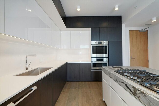 Building Photo - 313 W 17th St