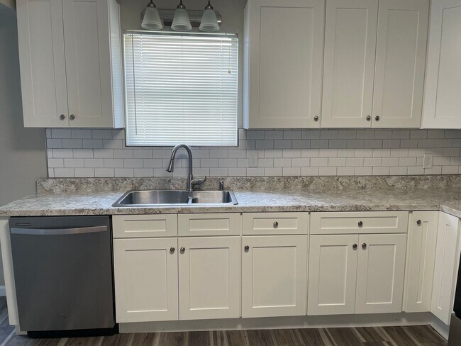 Building Photo - Knoxville 37918 - Adorable Fountain City Rancher with 3 Bedrooms, 1 Bath Rent – $1,550/Month! - C...