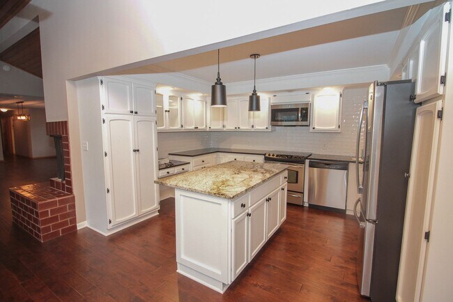 Building Photo - Lake Minnetonka Lakeshore!!