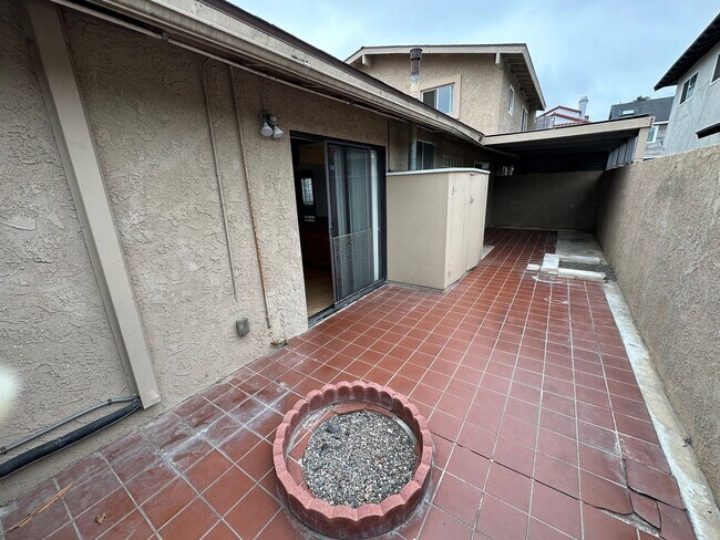 Building Photo - Beautiful 3 bed/2 bath unit in Huntington Beach