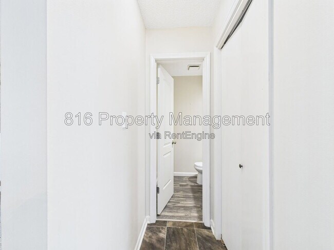 Building Photo - 168 SW Robin Rd