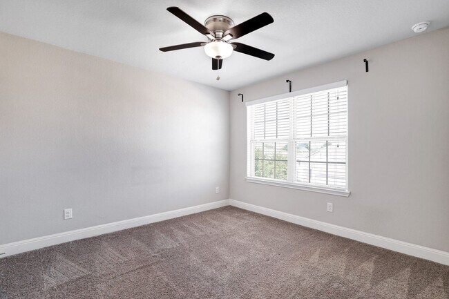 Building Photo - STEUBING FARM - ENCLAVE! 3BD/2.5BA Immaculate - Must See!!