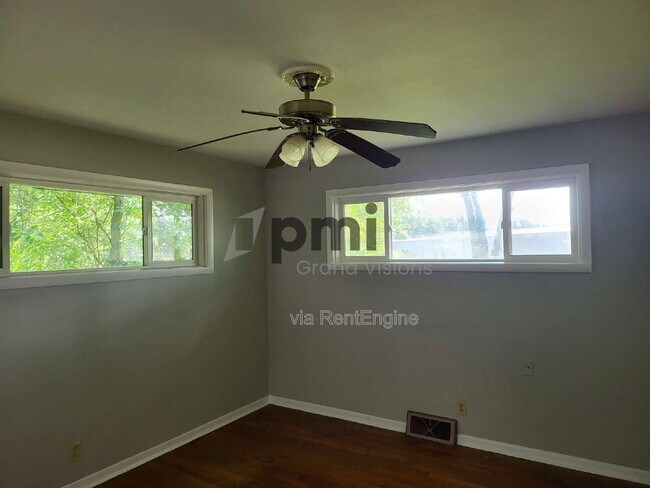 Building Photo - 1425 S Fairview Ave