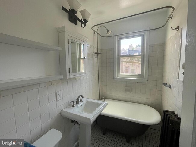 Building Photo - 1820 Clydesdale Pl NW