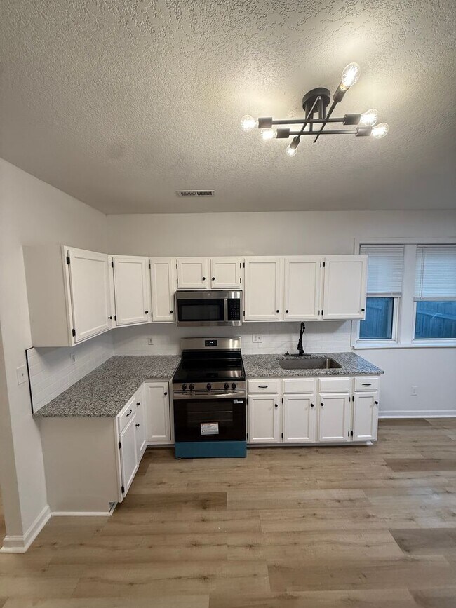 Building Photo - Charming & Updated 2-Bedroom Home in Heart of Olathe!