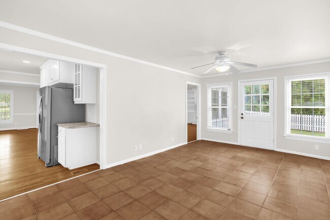 Building Photo - Classic Country Club Elegance