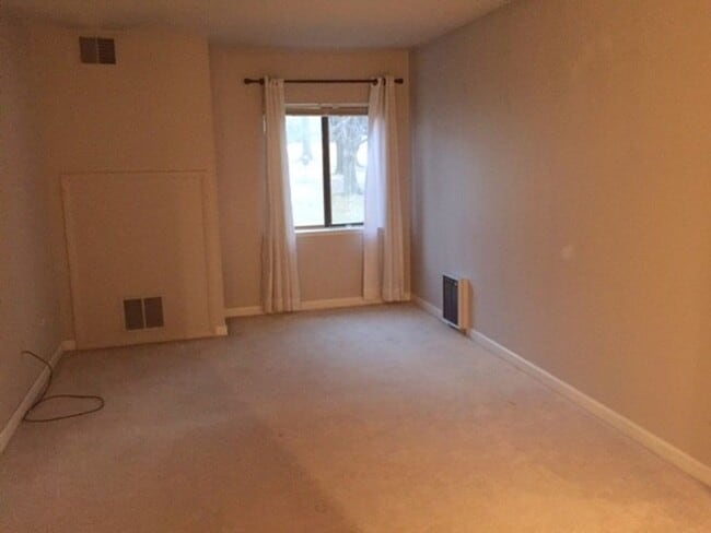 Building Photo - Amite condo available August!