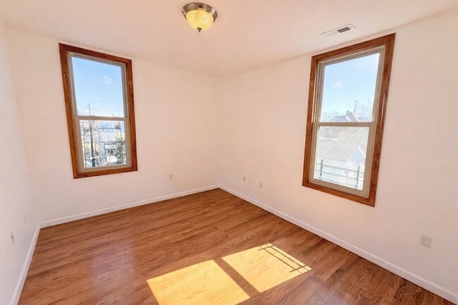 Building Photo - 14 Duer Pl