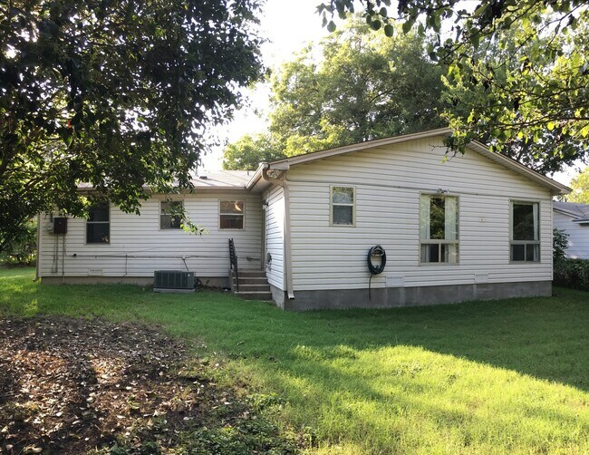 Building Photo - 2 WEEKS FREE RENT + $1,295 - Country living in the heart of Copperas Cove!