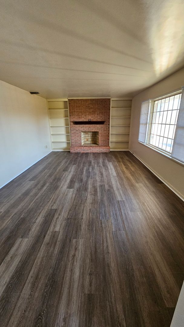 Building Photo - Spacious Single Family Home