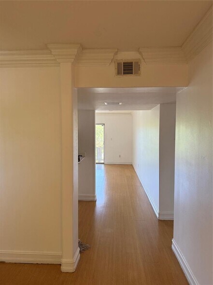 Building Photo - 10762 La Placida Dr