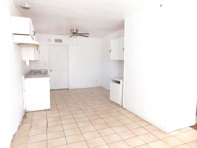 Building Photo - 4 bedroom, 2 baths in Sylmar (Garage inclu...