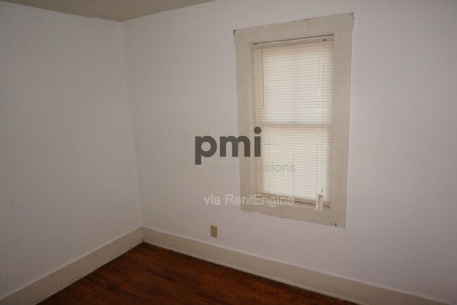 Building Photo - 2582 E Garfield Ave