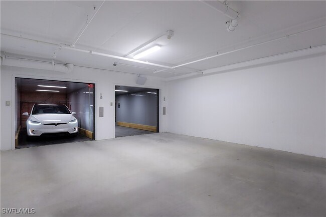 Building Photo - 875 6th Ave S