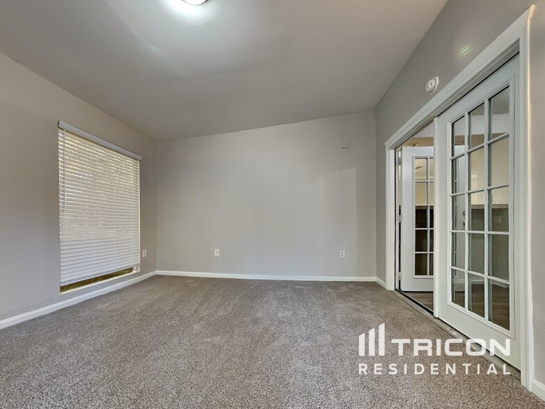 Building Photo - 6161 Hyde Park Ln