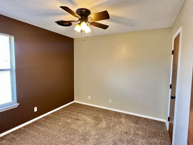 Building Photo - 3 Bdrm/2 Bath Home w/Refrigerated Air Clos...