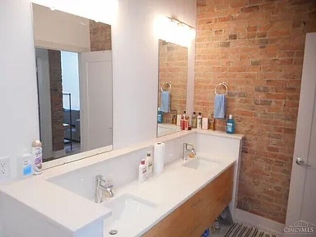 Building Photo - 26 E 15th St